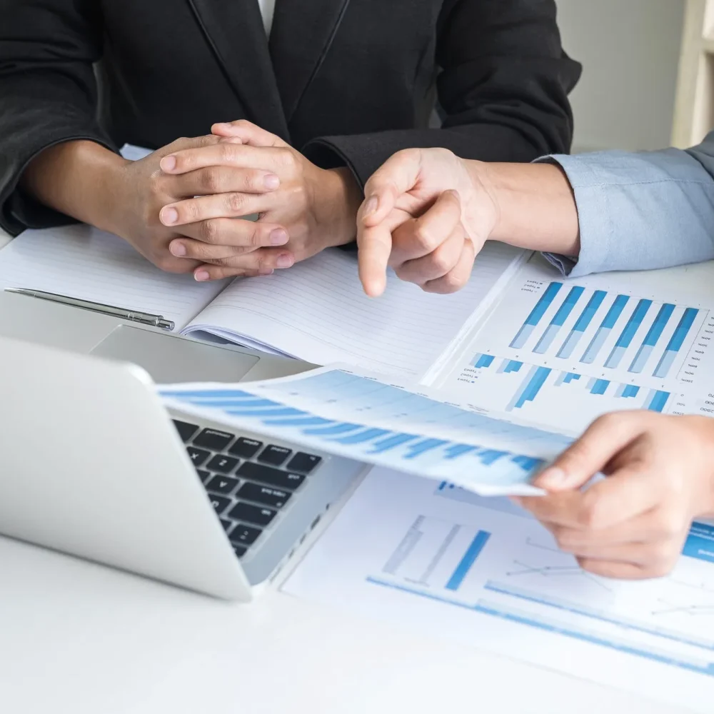 businesswoman-leader-team-conference-on-meeting-presentation-to-planning-investment-project-working-3