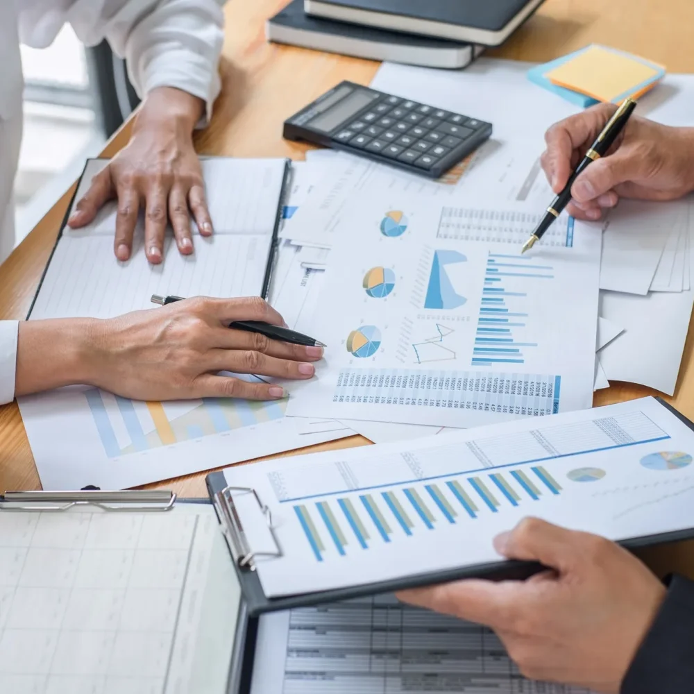 partner-meeting-of-business-team-colleagues-consultation-and-discussion-marketing-plan-meeting-3