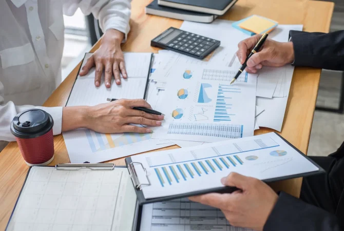 partner-meeting-of-business-team-colleagues-consultation-and-discussion-marketing-plan-meeting-4